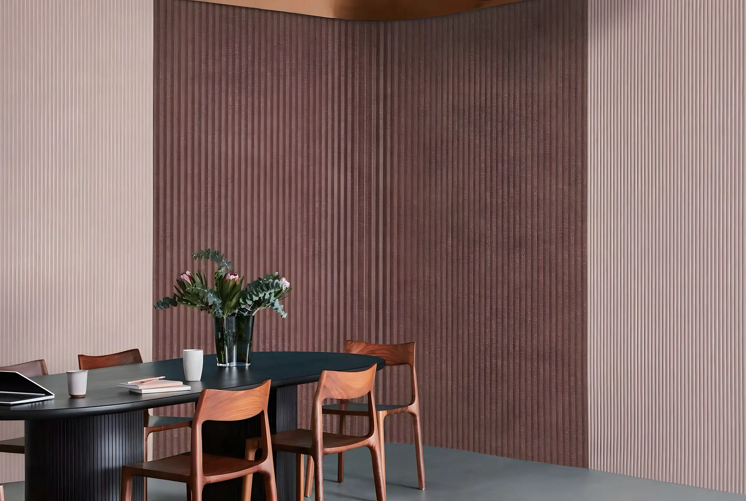 Restaurant dining room with acoustic comfort managed by made-to-measure panels